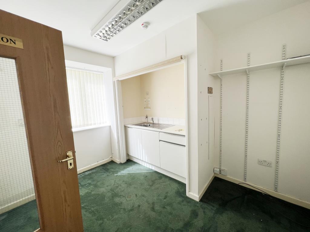 Lot: 128 - FORMER FUNERAL PARLOUR WITH POTENTIAL - General view of kitchen staff room